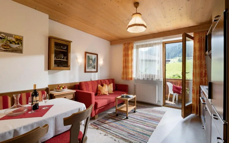 ferienwohnungen_haus_schwaiger_lindauweg_28_fieberbrunn_appartement_1_wohnkueche.jpg